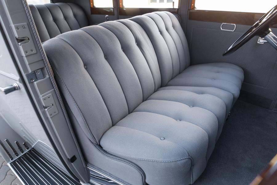 Интерьер Marmon Sixteen 5-passenger Sedan by LeBaron 1932 года  (фото 3 из 16)